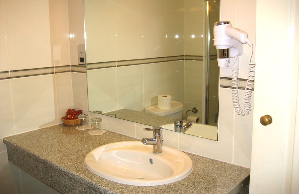 Twin Room Bathroom - Gallery - Image 2 | The Dial House Oxford