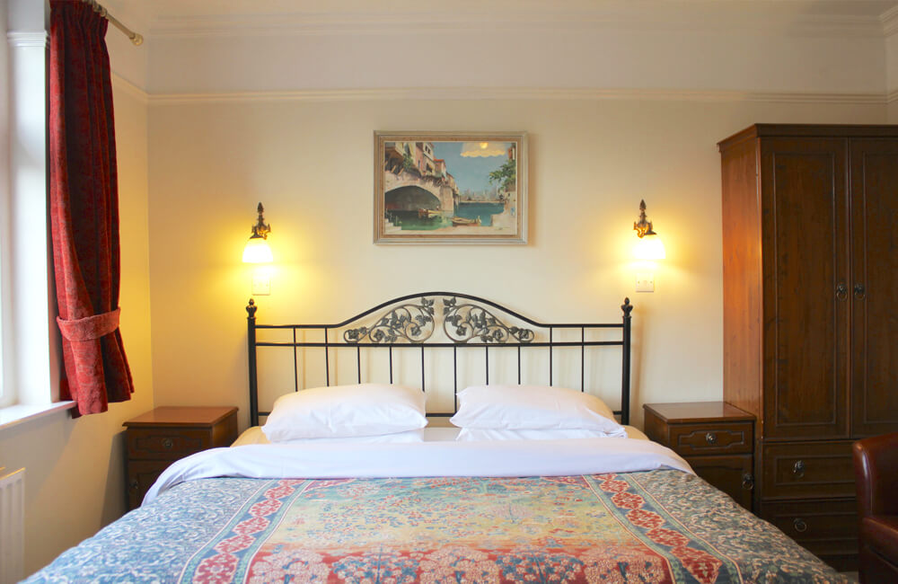 Kingsize Room - Gallery - Image 1 | The Dial House Oxford